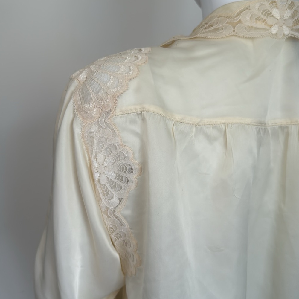 Feminine with beautiful lace detail. Made in the USA! 
Travels well. - Picture 8 of 11
